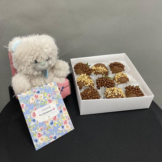 Подарочный набор клубники в шоколаде с мишкой-валентинкой