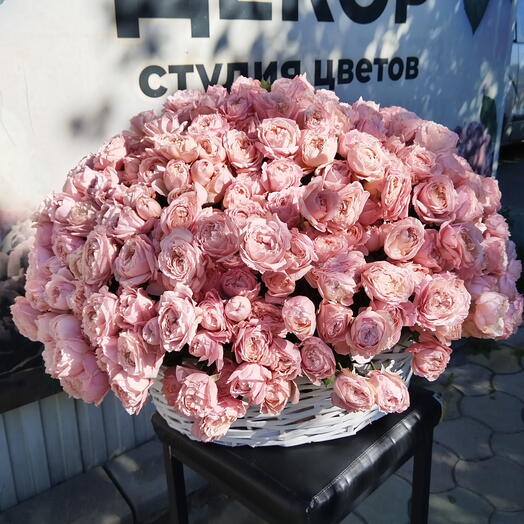Корзина с кустовой розой (101 шт)