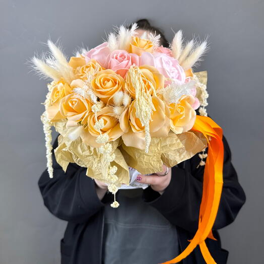 Композиция из мыльных и стабелезированных цветов в коробке 33