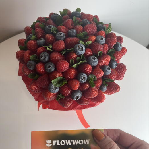 Brillante ramo de fresas y frambuesas en una Caja de sombrero