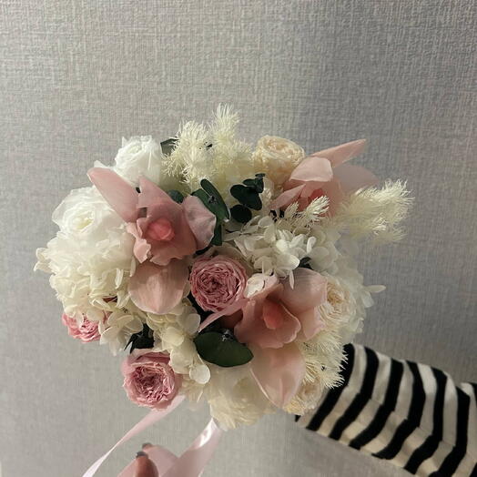 Букет из стабилизированных  орхидей  и роз