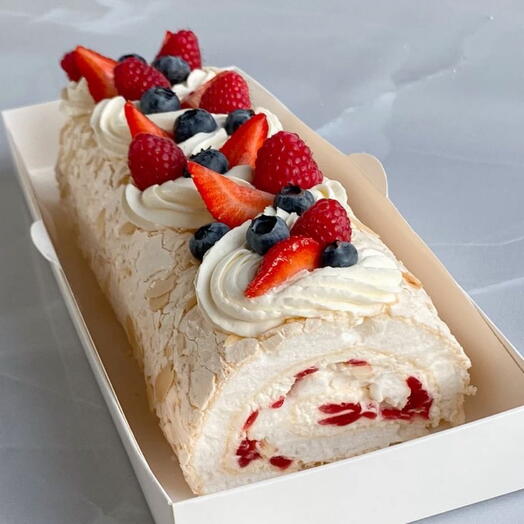 Меренговый рулет со свежими ягодами