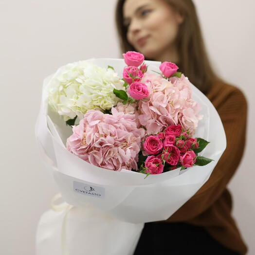 Средний сборный букет: кустовая роза и гортензия