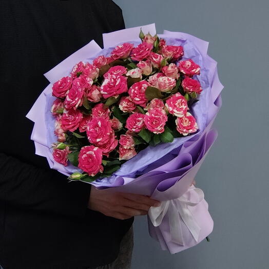 Кустовые розы | Букет из 7 кустовых роз Фаерворкс в лавандовой упаковке