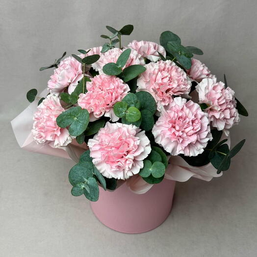 Диантусы с эвкалиптом в шляпной коробке