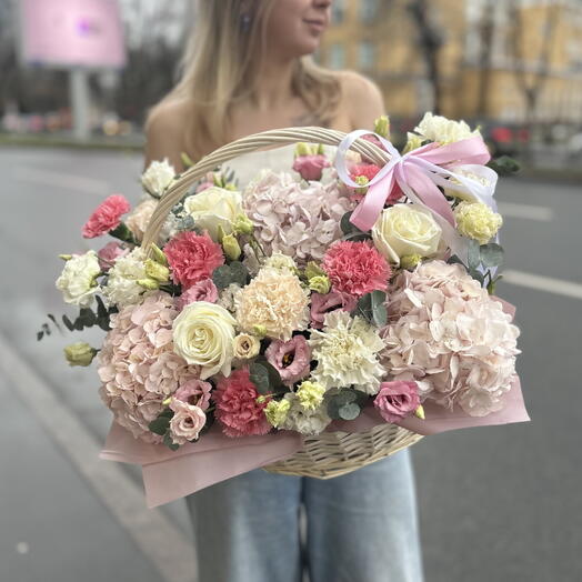 Корзина с нежными цветами