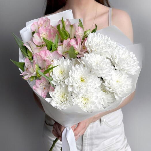 Букет из белых хризантем и нежно-розовых альстромерий