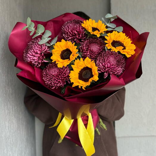 Букет из крупных хризантем бигуди и ярких подсолнухов 💜