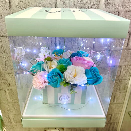 Композиция из мыльных цветов в подарочной коробке со светящейся гирляндой. Подарок на 8 Марта