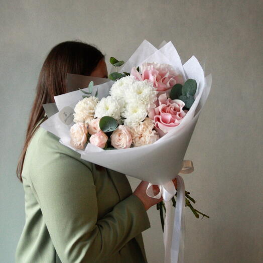 Букет с розами, хризантемой и диантусами