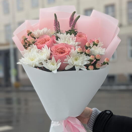 Букет "Симфония" из пионовидных эквадорских роз, хризантемы, гиперикума, вероники