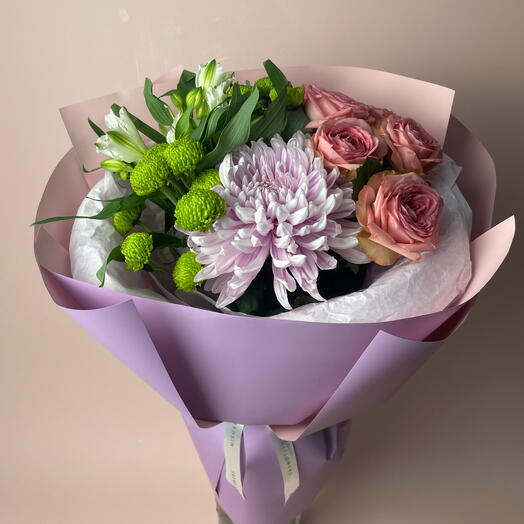 Букет с сиреневой хризантемой