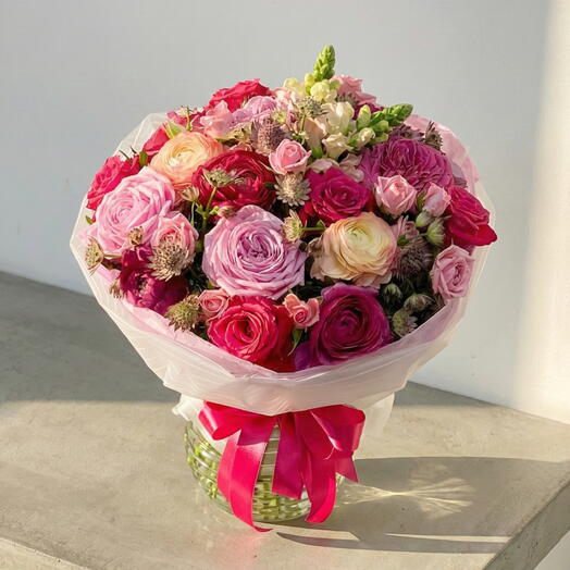 Авторский букет Розовый закат — розы, ранункулюсы, лизиантусы и гвоздики