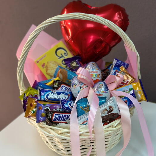 Сладости в корзинке подарок съедобный
