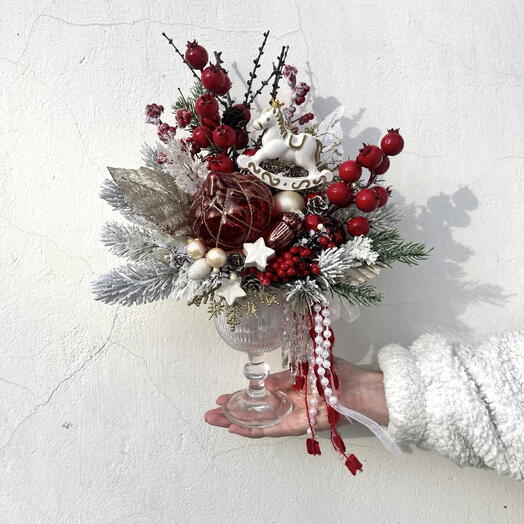 Композиция ручной работы из искусственных цветов " Бокал волшебства"