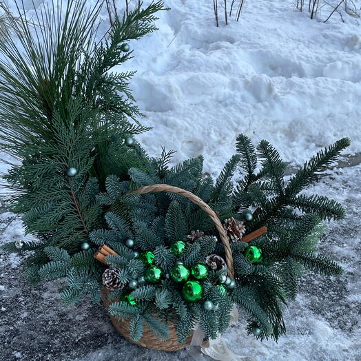 Новогодняя композиция в мягкой корзине