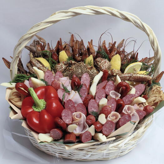 Корзина с крабом, раками, колбасками и красным перцем