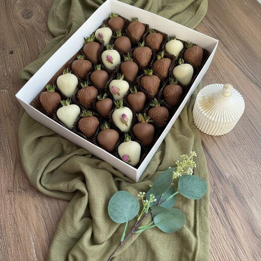 Клубника в шоколаде с декором цветы
