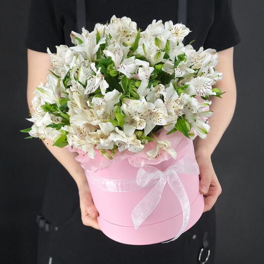 Большая коробка с белыми альстромериями