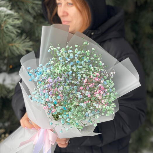 Комплиментарный букет из радужной гипсофилы