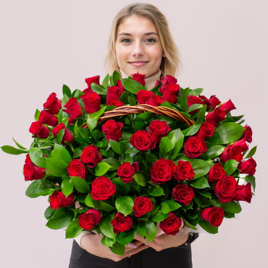 Корзина из 51 красной кенийской розы с зеленью. Арт.247
