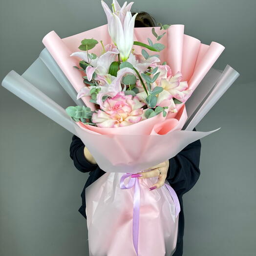 Букет комплимент "Pink Fragrance" из лилии, французкой розы и эвкалипта