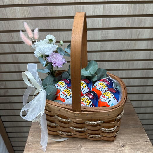 Корзинка с киндерами и цветам