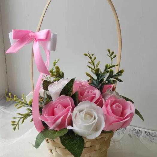 Корзинка из мыльных роз с зеленью