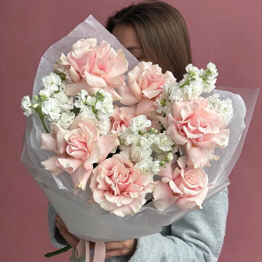 Rosas francesas con mattiola fragante