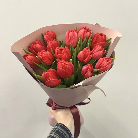 15 красных тюльпанов