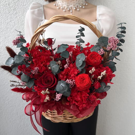 Корзина «С любовью» из стабилизированных цветов