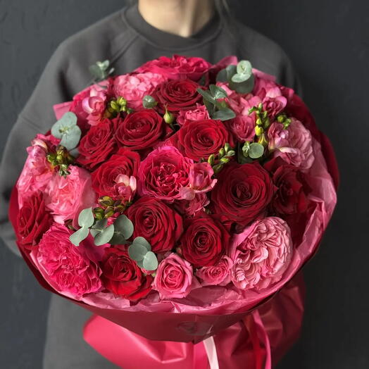 Авторский букет из кустовых и пионовидных роз с фрезией "Love is"
