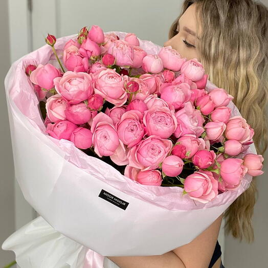 Монобукет «Сладкая ягода» Bloom room из кустовой розы
