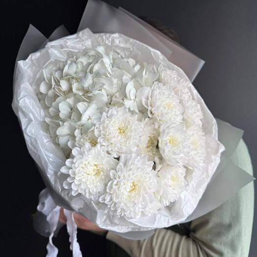 Воздушный букет белая гортензия и кустовая хризантема/Цветы Магнитогорск/Доставка цветов Магнитогорск