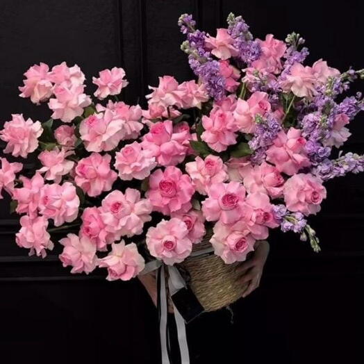 Корзина ротанг XXL с французскими розами и маттиолой