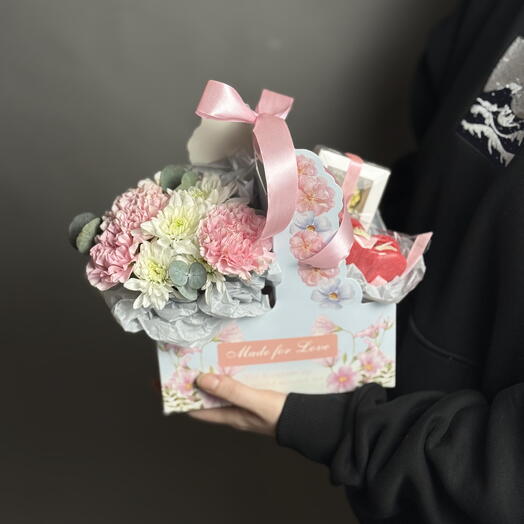Цветочная композиция «Валентинка» с десертами 🌸