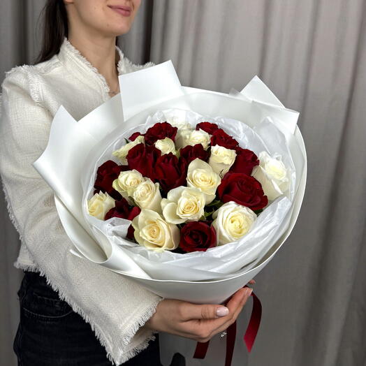 Букет из 25 белых и красных роз