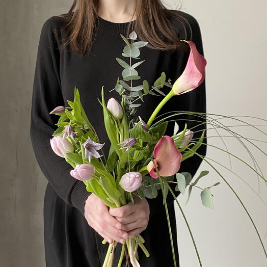 Весенний букет: сиреневые тюльпаны, каллы, колокольчики и зелень