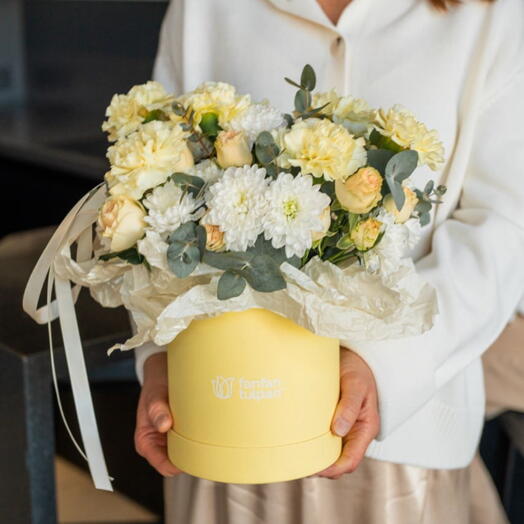 Композиция в шляпной коробке с лимонными гвоздиками Lemon Cup M