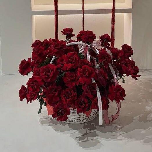 Корзина из красных французских роз