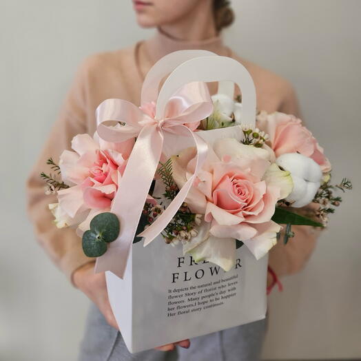 Нежная пышная сумка с розовыми розами, белым хлопком и эвкалиптом