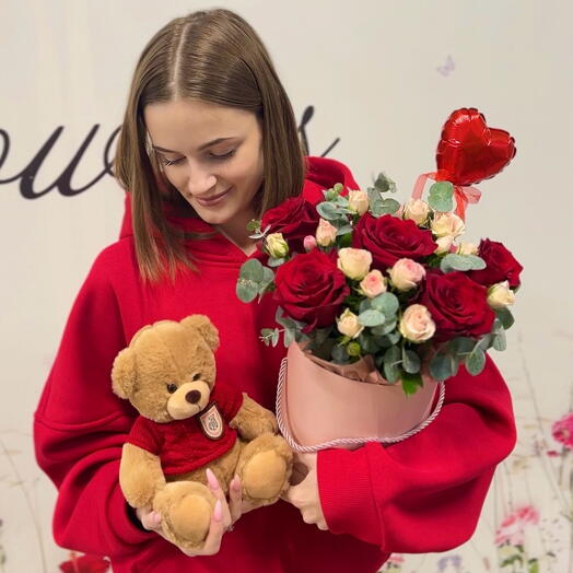 Набор из плюшевого мишки и цветочной композиции ко Дню влюбленных ♥️