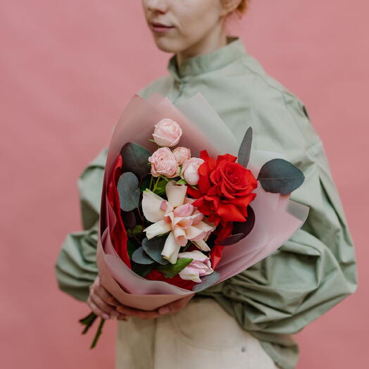 Яркий букет с кружевными и кустовыми пион розами