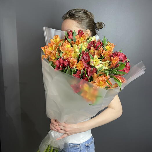 Охапка ярких альстромерий