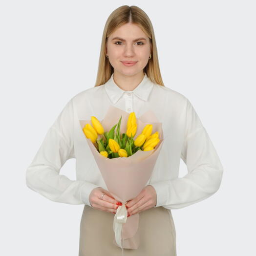15 желтых тюльпанов