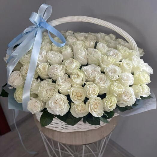 Корзина белых роз 51