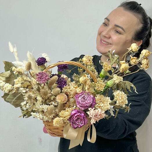 Букет из сухоцветов с розами,  диантусами,  эрингиумом, статицей, лагурусом и зеленью в плетеной корзине
