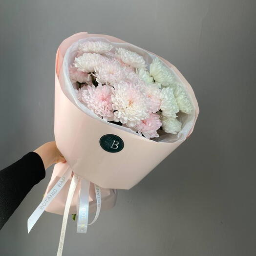 Букет из нежных кустовых хризантем