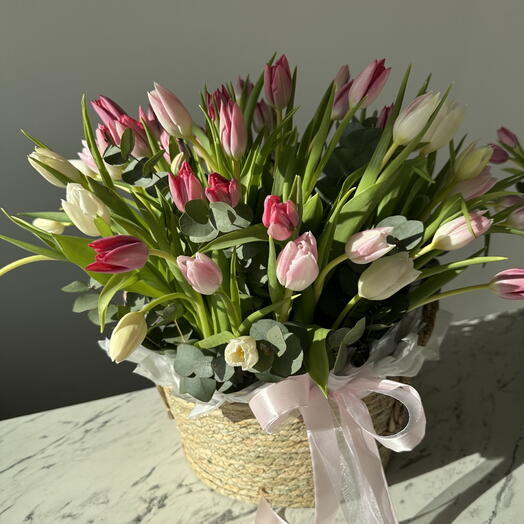 Корзина с тюльпанами