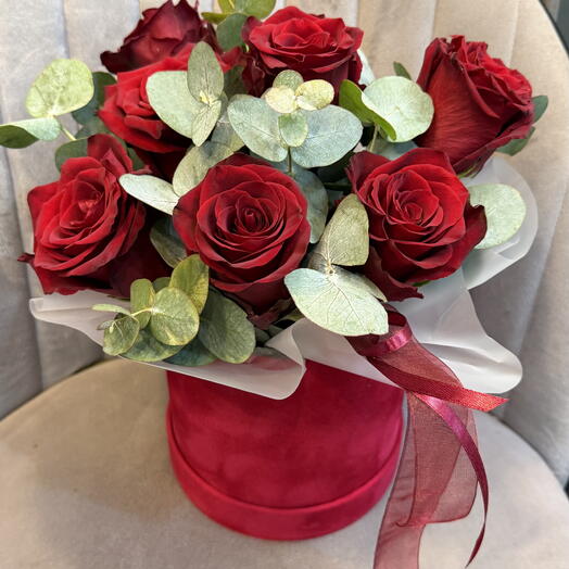 Розы в шляпной коробке